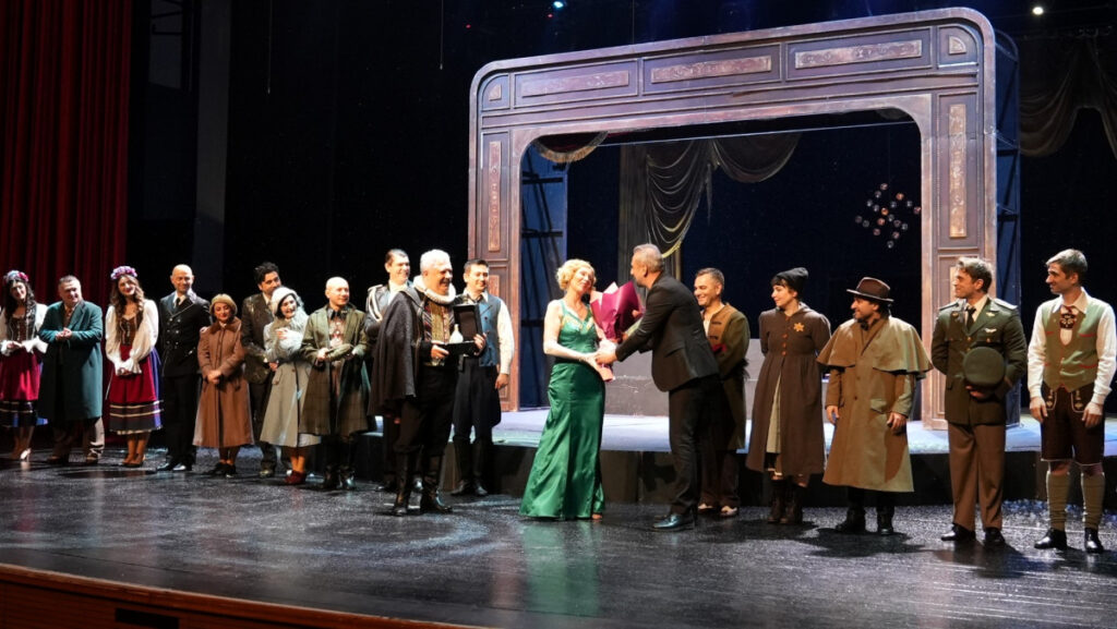 Kocaeli Şehir Tiyatroları, “Yaşamak mı, Yoksa Ölmek mi” oyunuyla Bursa’da izleyiciyi büyüledi