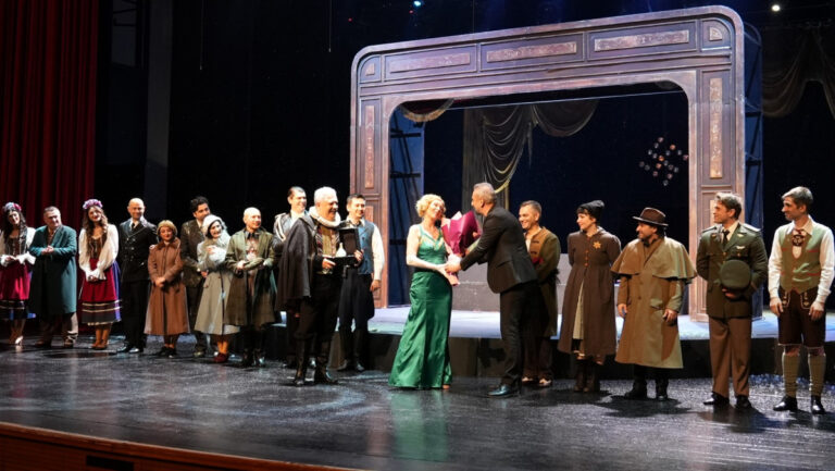 Kocaeli Şehir Tiyatroları, “Yaşamak mı, Yoksa Ölmek mi” oyunuyla Bursa’da izleyiciyi büyüledi