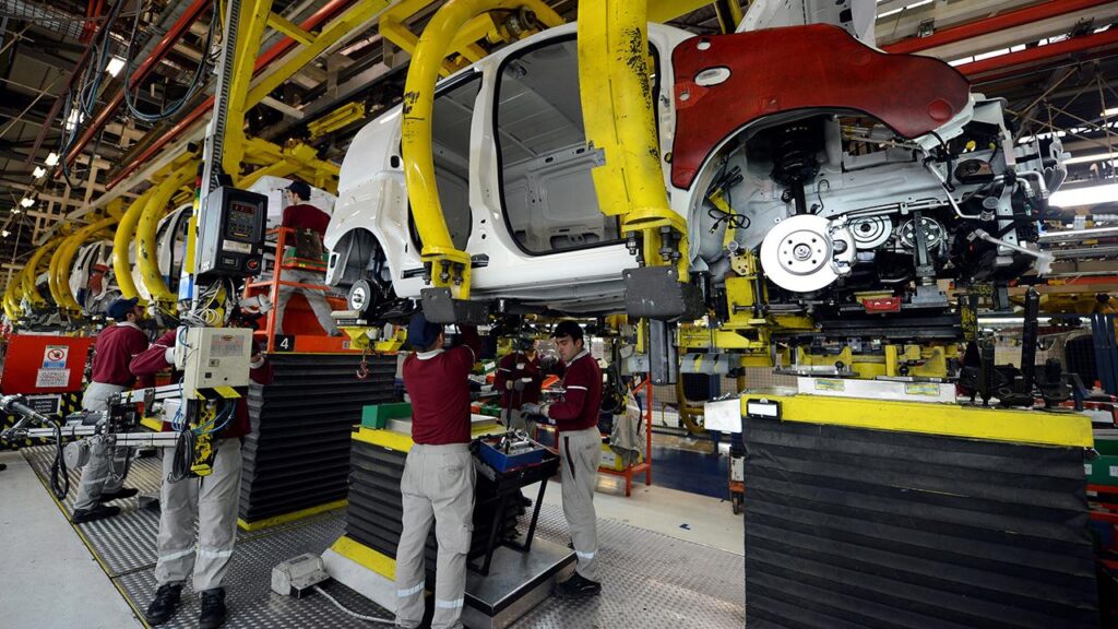 Otomotiv endüstrisi, mart ayında 3,3 milyar dolarla en fazla ihracata imza atan sektör olarak kayıtlara geçti.