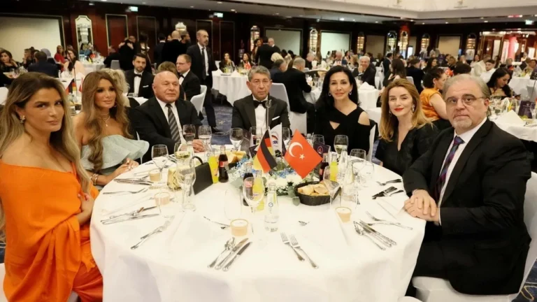 Berlin Eyalet Başbakanı Kai Wegner, Türk kökenli girişimcilere: “Artık Berlin’in misafiri değil, ev sahibisiniz”