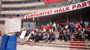 CHP’de Özgür Özel ve ekibinin olağanüstü kurultay için beklediği imza sayısına ulaşıldı